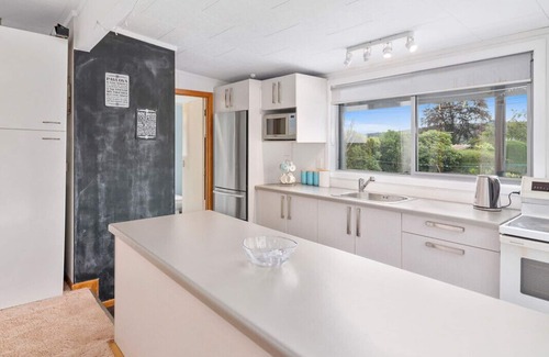 Motuoapa Cottage | The Lake House - Taupo Holiday Home