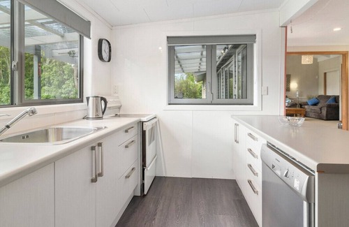 Motuoapa Cottage | The Lake House - Taupo Holiday Home