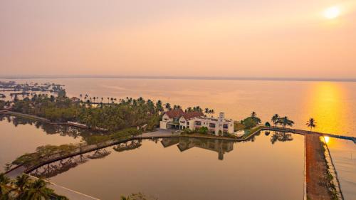 Kumbalam Resort | The Lake Manor