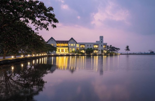 Kumbalam Resort | The Lake Manor