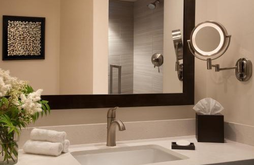 Anchorage Hotel | The Lakefront Anchorage