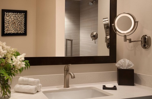 Anchorage Hotel | The Lakefront Anchorage