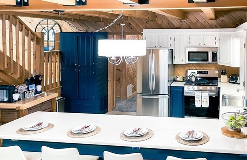 Mayville Cabin | The Lakefront Lodge near CHQ Institution