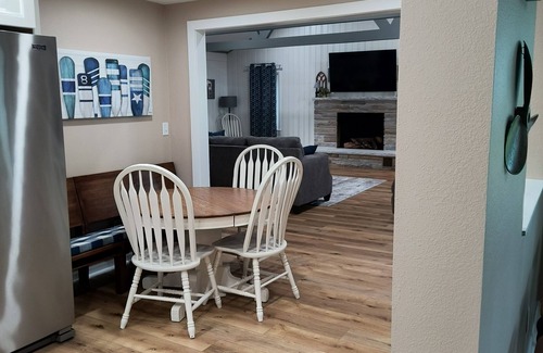 Black Wolf House | The Lakehouse at Winnebago. Green Bay 1 hr. Ice Fishing out your door. Fireplace