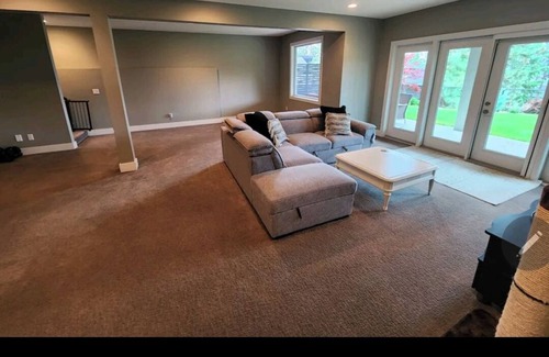 Central Okanagan House | The Lakes Show home! Minutes away from World Class Wineries & multiple Lakes.