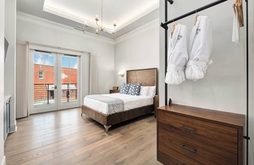 Cullman Hotel | The Lakes Suite | 5 Minutes from I65 | In the heart of Cullman