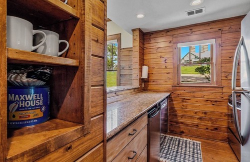 Lindale Condo | The Lakeside Giddy Up Getaway - Explore Lindale's Wineries and Canton Trade Days