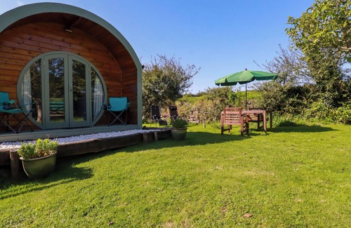 St Teath Cottage | THE LAMB SHACK, character holiday cottage, with a garden in St Teath
