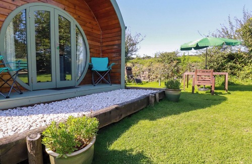 St Teath Cottage | THE LAMB SHACK, character holiday cottage, with a garden in St Teath
