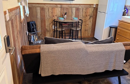 Ardmore Cabin | The Landing, is 1.4 mile from Marietta Landing Lake Murray State Park