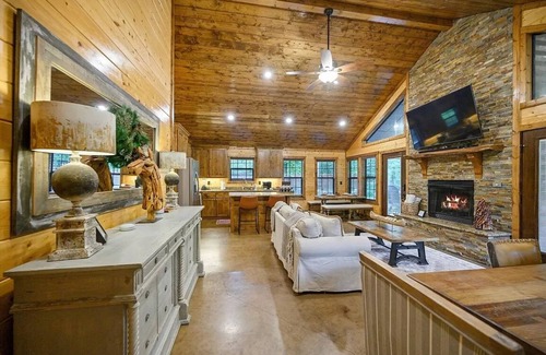 Broken Bow Cabin | THE LANDING is a Well Appointed Cabin! Perfect location!