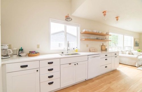 Langley House | "The Langley House", walk to downtown, newly remodeled, family friendly!