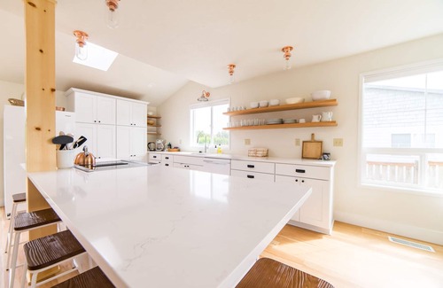 Langley House | "The Langley House", walk to downtown, newly remodeled, family friendly!