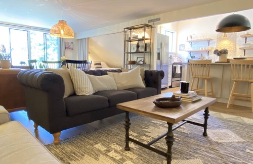 Langley House | The Langley Loft: Modern Barn + Close to Downtown + Hot Tub + Cozy Island Vibes