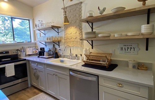 Langley House | The Langley Loft: Modern Barn + Close to Downtown + Hot Tub + Cozy Island Vibes
