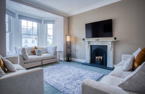 Saundersfoot House | The Lanterns - 9 Bedroom - Sleeps 17 - Saundersfoot Village Centre