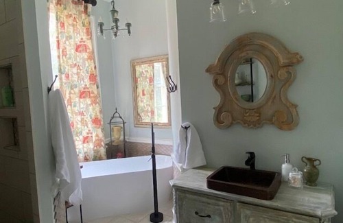 Laurel Bed & Breakfast | The LaPan Suite, Jenny's Downtown Hideaway Bed and Breakfast-The LaPan Suite