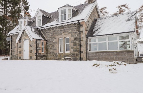 Kingussie Cottage | THE LARCHES, pet friendly, character holiday cottage in Kingussie