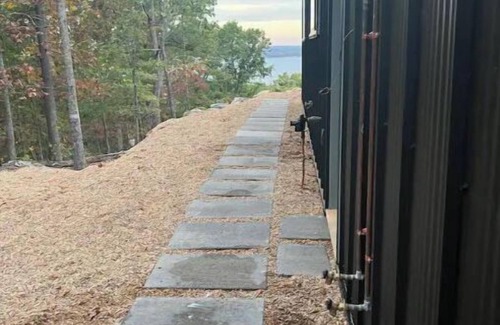 Elizabeth Cottage | The Lark Haus: Luxury Home with stunning lake view