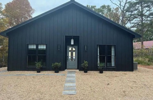 Elizabeth Cottage | The Lark Haus: Luxury Home with stunning lake view