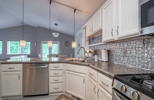 University Area House | The Last Frontier Lake House Lodge in Anchorage 3bdrm 2ba