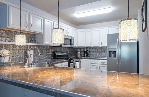 University Area House | The Last Frontier Lake House Lodge in Anchorage 3bdrm 2ba