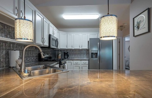 University Area House | The Last Frontier Lake House Lodge in Anchorage 3bdrm 2ba
