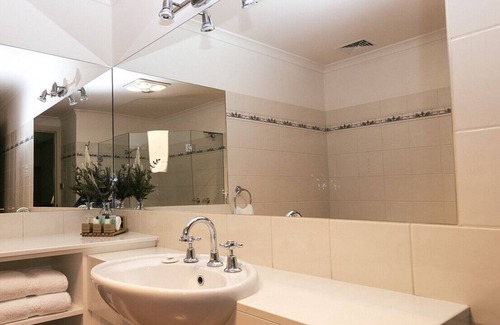 Wagga Wagga Hotel | The Lawson Riverside Suites