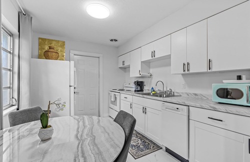 Bay Esplanade Cottage | The Lazy Lemon Cottage Steps From the Beach, Frenchys and Palm Pavilion.