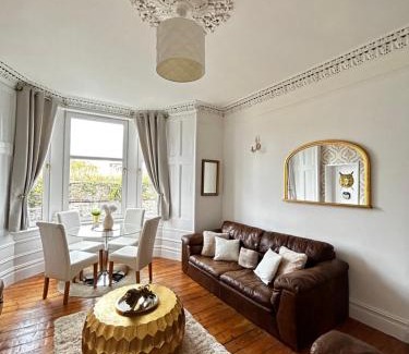 Port Glasgow Apartment | THE LAZY LION - Spacious 2 Bedroom - Town Centre Holiday Home Apartment