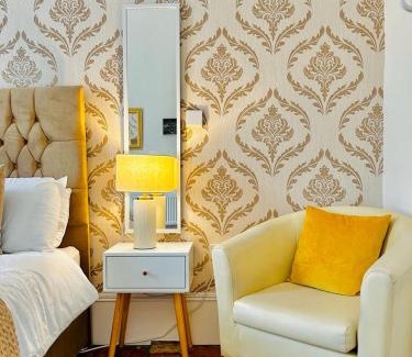 Port Glasgow Apartment | THE LAZY LION - Spacious 2 Bedroom - Town Centre Holiday Home Apartment