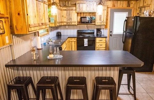 Lindale Cabin | The Leanin` Tree-Nestled amongst the piney woods of East Texas