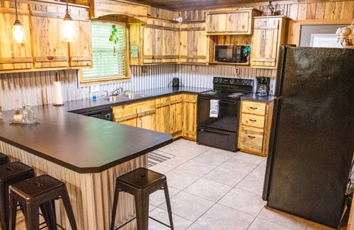 Lindale Cabin | The Leanin` Tree-Nestled amongst the piney woods of East Texas