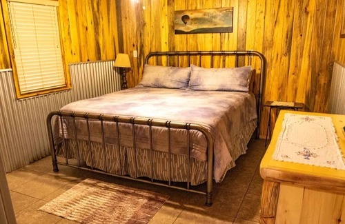 Lindale Cabin | The Leanin` Tree-Nestled amongst the piney woods of East Texas