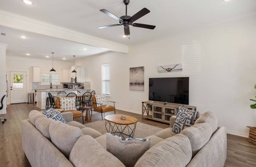 Tyler House | The Legacy House! King size, blazing internet!