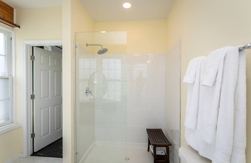 Luray House | The Legacy Inn- The Bonnie & Clyde Suite