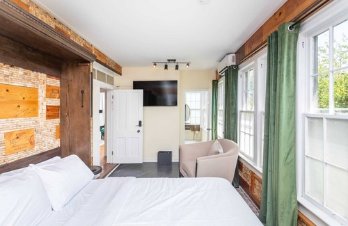 Luray House | The Legacy Inn- The Bonnie & Clyde Suite