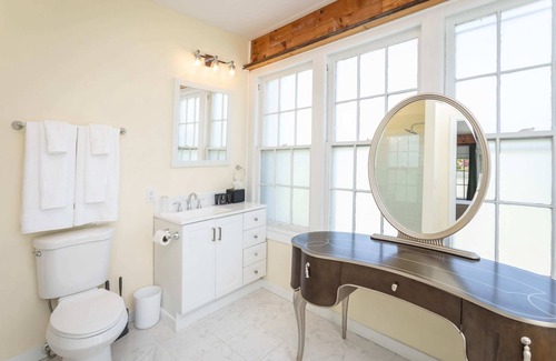 Luray House | The Legacy Inn- The Bonnie & Clyde Suite