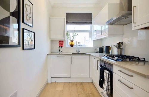 Harlesden Apartment | The Leghorn Quarters - Modern 3 Bdr with Balcony