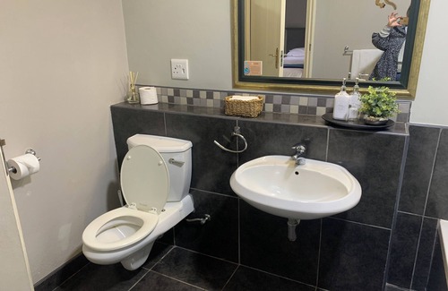 Blantyre Bed & Breakfast | The Leslie - Bed & Breakfast