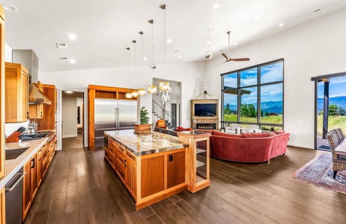North Snyderville Basin House | The Lighthouse: A Luxurious Mountain Haven w/Hot Tub