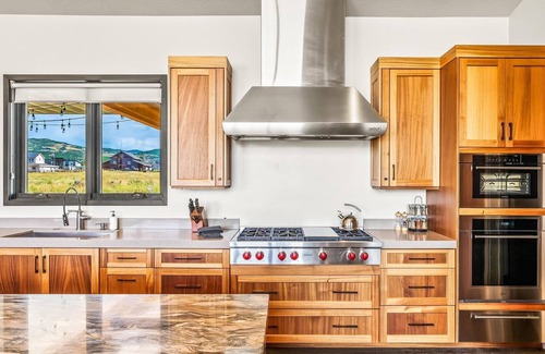 North Snyderville Basin House | The Lighthouse: A Luxurious Mountain Haven w/Hot Tub