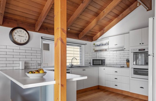 Mollymook Beach House | The Lighthouse overlooking ocean