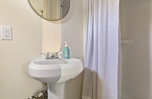 Lakeshore House | The Lilac Cottage- a Lakefront experience