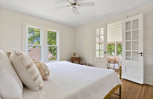 Lakeshore House | The Lilac Cottage- a Lakefront experience