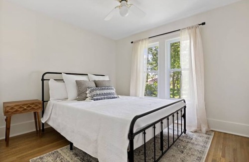 Lakeshore House | The Lilac Cottage- a Lakefront experience