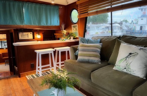 Sabula Boat Rental | The "Lily Pad" Boatel Houseboat