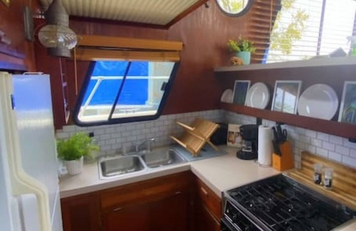 Sabula Boat Rental | The "Lily Pad" Boatel Houseboat