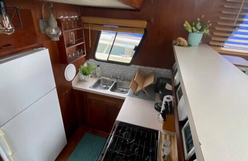 Sabula Boat Rental | The "Lily Pad" Boatel Houseboat