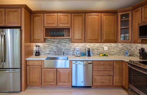 Historic Seaport House | *THE LIME & THE COCONUT @ OLD TOWN* 6BR/6BA Compound + LAST KEY SERVICES.